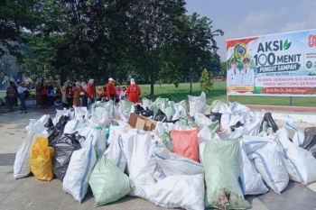 Parigi Moutong komitmen jaga kota bersih lewat aksi 100 menit pungut sampah
