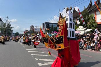 Pawai Alegoris HUT Ke-81 Kemerdekaan RI Ke-81 di Bukittinggi meriah