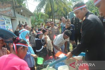 Polisi salurkan bantuan air bersih ke warga Tebing Tinggi Empat Lawang