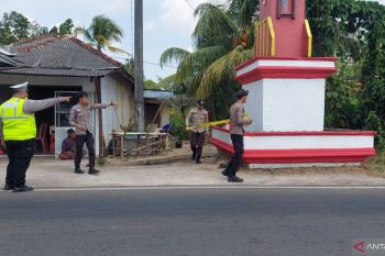 Pekerja pengecat gapura di Desa Gadung Bangka Selatan tersengat listrik