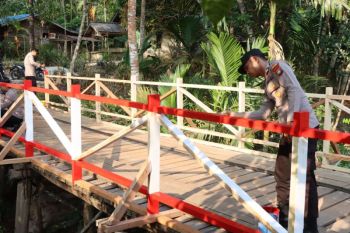 Polres Lingga pagari jembatan di Sungai Raya