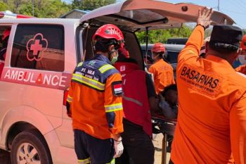 PMI bantu merujuk warga terdampak gempa NTT dari RS lapangan ke rumah sakit Labuan Bajo