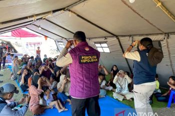 Personel Polda NTT berikan terapi USEFT kepada korban gempa di Maumere