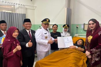 Kelahiran bayi spesial di Hari Kemerdekaan ke-81, Wali Kota serahkan langsung dokumen kependudukan