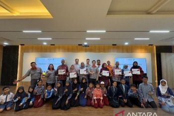 Dorong semangat belajar, 137 pelajar di Tarjun terima beasiswa pendidikan