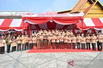 Peringatan Hari Pramuka Ke-65, Rektor Unri terima Lencana Darma Bakti