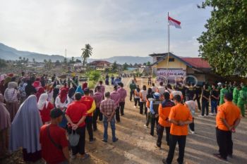 Upacara bendera di bekas lokasi bencana di Padang
