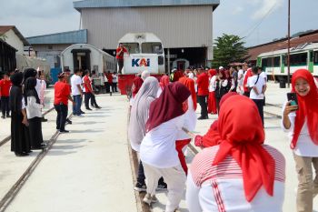 Bukan Tarik Tambang, Ini Tarik Lokomotif! KAI Divre II Sumbar Adu Kompak Gerakkan 42 Ton