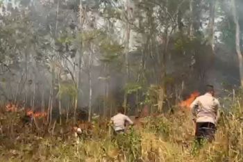 Polisi dan warga berhasil memadamkan kebakaran lahan di Kebasen Banyumas