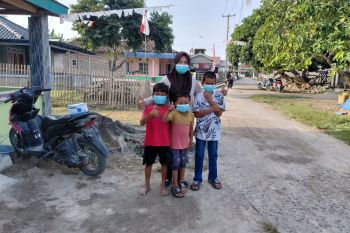 Bidan desa bagikan masker untuk warga di Pulau Sebesi Lamsel