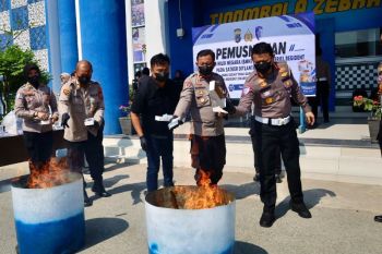 Polda Sulawesi Tengah musnahkan 157.308 material regident usang