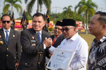 Puncak Hari Pengayoman ke-81, Kanwil Kemenkum Kepri serahkan penghargaan IRH dan JDIH 2026 untuk tiga pemda