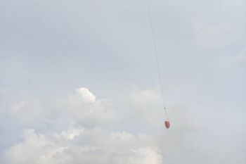 PT Arara Abadi bersama Satgas Karhutla Riau perkuat pemadaman kebakaran di luar konsesi, kerahkan helikopter Water Bombing