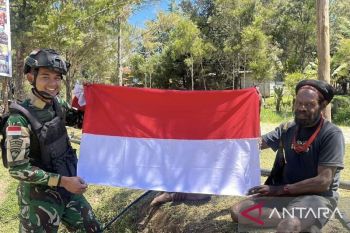 Yonif 511/DY bagi 50 bendera Merah Putih di Numbukawi