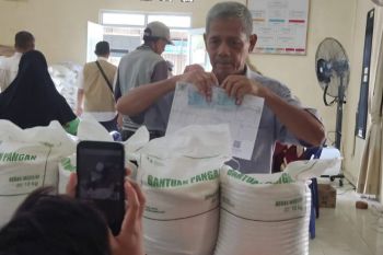 Bulog Tanjungpinang mulai salurkan bantuan beras 30 kilogram