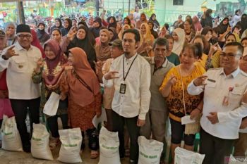 Warga Tanjungpinang bersyukur dapat bantuan beras 30 kilogram