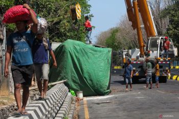 Evakuasi truk terguling di Surabaya