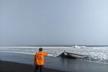 SAR Jember lanjutkan pencarian tiga nelayan hilang di Pantai Paseban