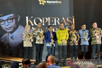 Kemenkop berikan penghargaan bagi penggerak koperasi Indonesia