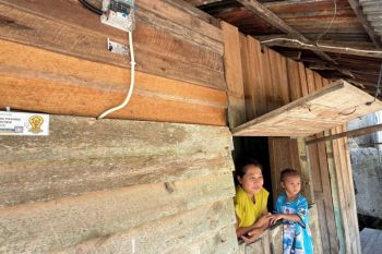 Warga Muara-Baru nikmati listrik PLN hadiah istimewa HUT Ke-81 RI