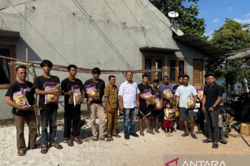 Polres Belitung salurkan bantuan sosial HUT ke-81 RI
