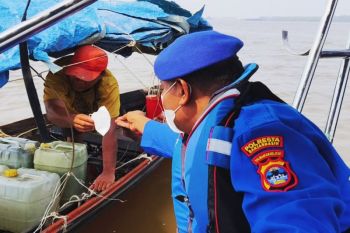 Polairud Banjarmasin bagikan 100 masker kepada warga beraktivitas di Sungai Barito