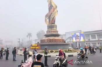 Pemkab HSU bagikan ribuan masker edukasi warga bahaya kabut asap