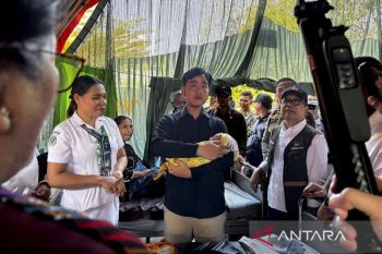 Gibran temui ibu dan bayi di tenda rawat pastikan kebutuhan terpenuhi
