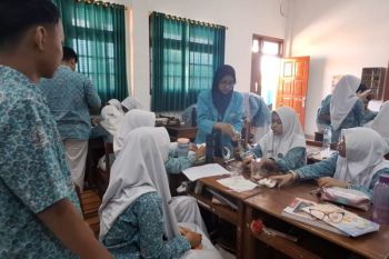 Mahasiswa PLP UMS jadikan umbi kentang sebagai bahan pembelajaran di SMA Muhammadiyah PK Kottabarat