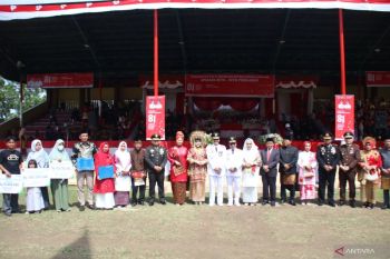Bupati Pesisir Selatan serahkan santunan BPJS Ketenagakerjaan pada upacara HUT RI ke-81