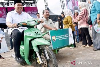 Pemkot Pariaman salurkan tiga becak motor tingkatkan pendapatan UMKM