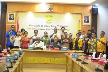 Pemkot Jayapura berangkatkan 15 mahasiswa ke Unhas Makassar