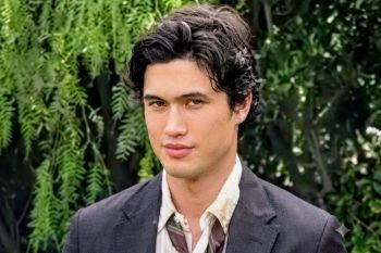 Charles Melton diproyeksikan perankan Kakashi untuk film "Naruto"