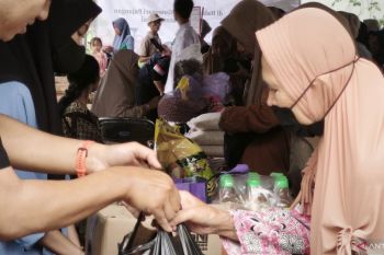 Pemkab Bantul mengawasi HET dan stok sembako melalui operasi pasar
