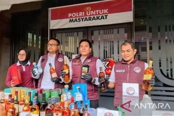 Polresta Bandung mengungkap industri rumahan miras oplosan di Margahayu