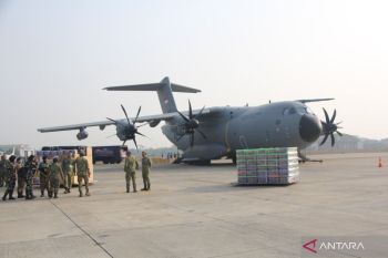 BNPB menerima bantuan 34,38 ton dari TNI AU dan Pemprov DKI Jakarta untuk gempa NTT