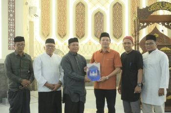 Ketua DPRK Banda Aceh serahkan dana pembangunan menara masjid taqwa Seutui