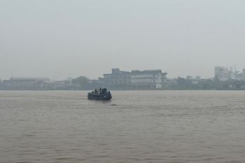 Kabut asap ganggu jarak pandang kapal angkutan barang di Pontianak