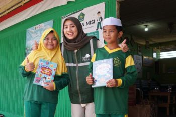 PLN UID Kalselteng salurkan 221 buku bagi siswa MI Nurul Islam Gambut