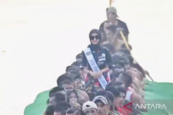 Perahu kayu gelondongan dan tari togak yang menjaga tradisi gotong royong