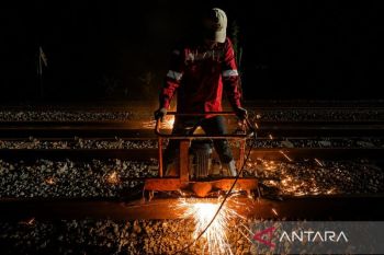 KAI Cirebon meningkatkan kualitas 30 km jalur rel untuk keselamatan