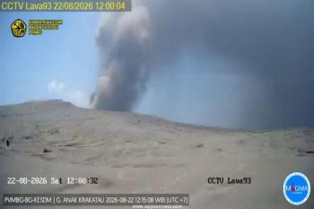 Gunung Anak Krakatau erupsi, lontarkan abu vulkanik setinggi 400 meter