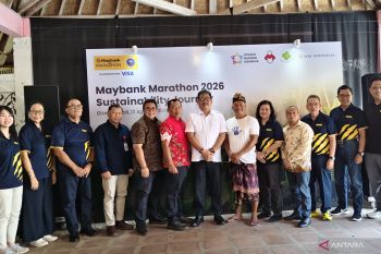 Maybank Indonesia perkuat literasi keuangan pelajar yang ada di sepanjang rute maraton