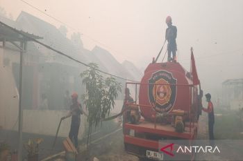 Kebakaran hutan kepung perumahan dekat Bandara Internasional Syamsudin Noor