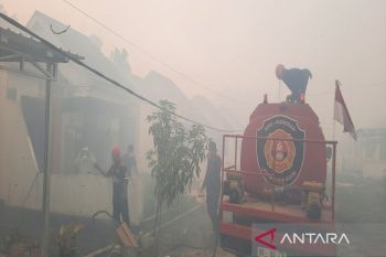Kebakaran lahan dekati perumahan sekitar Bandara Internasional Syamsudin Noor
