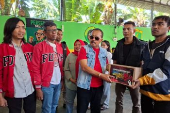 PDIP Surabaya serahkan bantuan korban gempa NTT