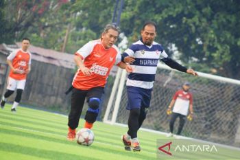 Presiden PKS dan PWI Riau adu skill dalam laga mini soccer