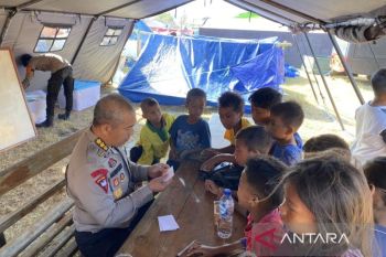 Police hold trauma-relief session for quake-hit children in NTT