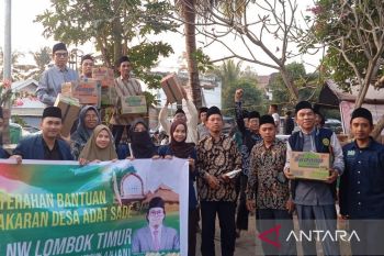 IAI Hamzanwadi menyerahkan bantuan korban kebakaran Desa Adat Sade