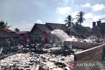 Petugas bersihkan material sisa kebakaran rumah adat Sade Lombok